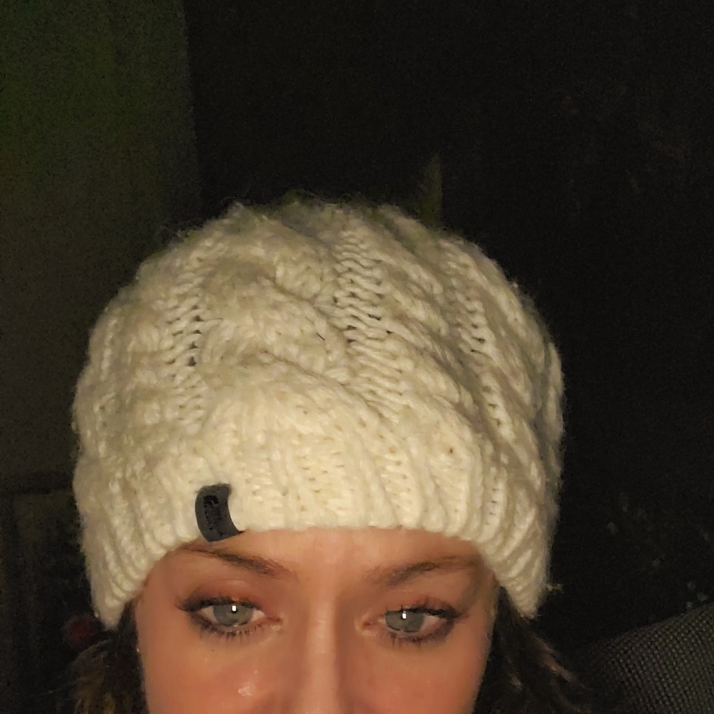 Adordable White barely worn knit beanie